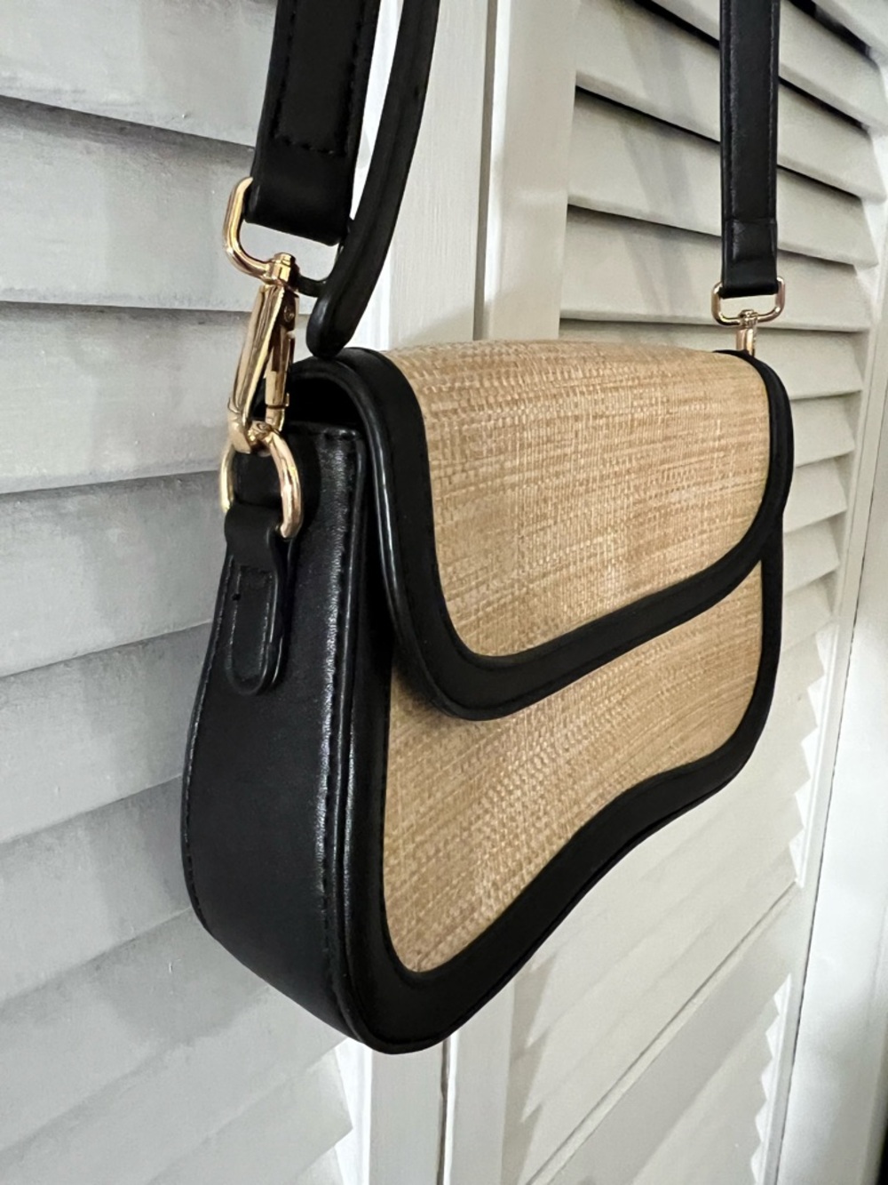 Telena shoulder bag made of straw mat material with black vegan leather trim - Picture 3 of 9